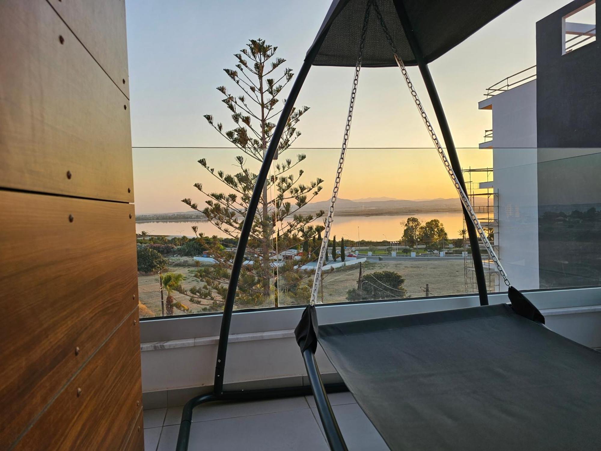 Majestic Sunset Salt Lake Views 300M From Beach Larnaca Bagian luar foto